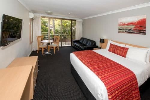 Queen Deluxe Suite