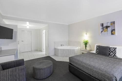 Deluxe Queen Room with Spa Bath