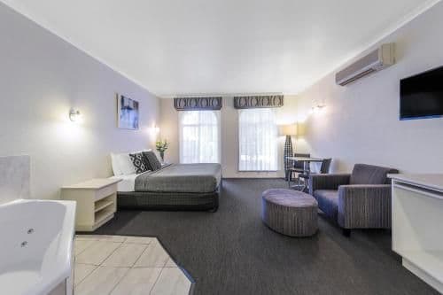 Deluxe Queen Room with Spa Bath