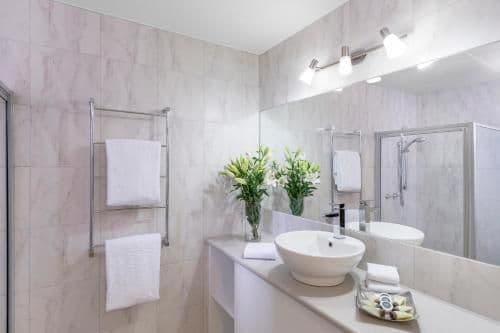 Deluxe Queen Room with Spa Bath