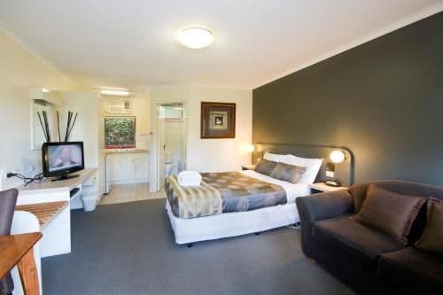 Deluxe Queen Room with Spa Bath