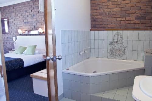 Queen Room with Spa Bath