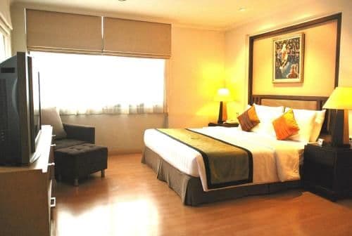One-Bedroom Suite with Buffet Breakfast