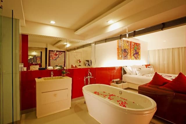SUITE WITH JACUZZI