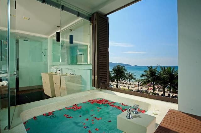 SUITE WITH JACUZZI