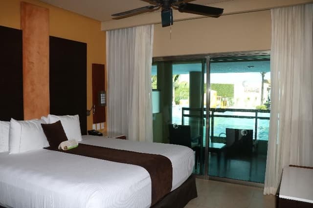 SUITE THREE BEDROOMS
