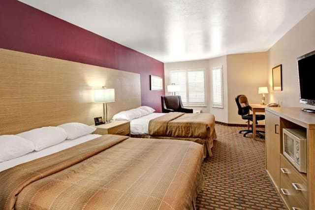 DOUBLE TWO QUEEN BEDS