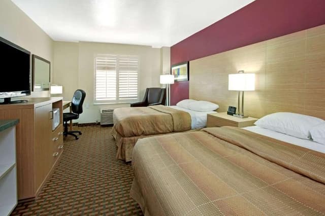 DOUBLE TWO QUEEN BEDS