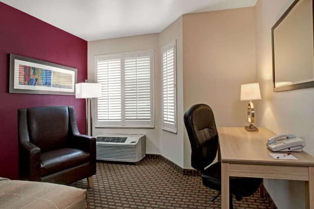 DOUBLE TWO QUEEN BEDS