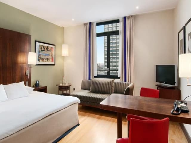 DOUBLE GUEST ROOM QUEEN BED