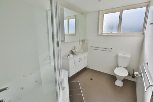 Luxury Two-Bedroom Apartment with Spa Bath