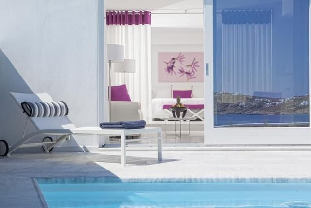 SUITE WITH PRIVATE POOL
