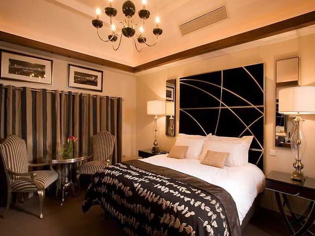 DOUBLE DELUXE KING BED