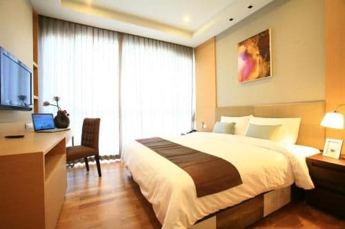 Grand Deluxe One-Bedroom Apartment
