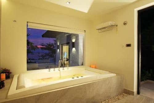 Grand Pool Suite Beachfront