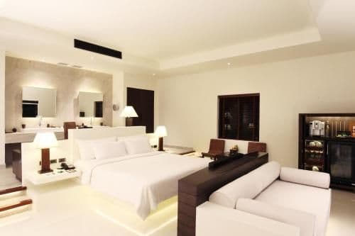 Grand Pool Suite Beachfront
