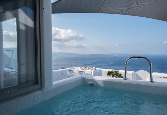 SUITE DELUXE WITH PRIVATE POOL