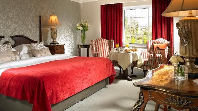 DOUBLE DELUXE KING BED
