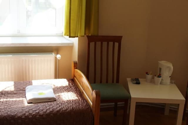 SINGLE WITH SHARED BATHROOM