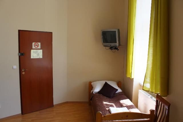 SINGLE WITH SHARED BATHROOM