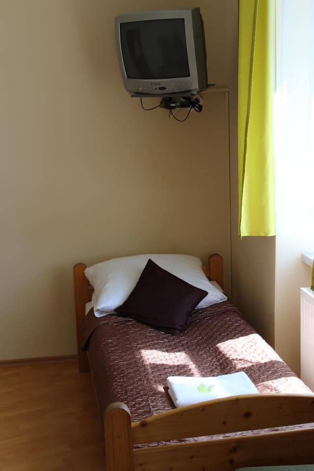 SINGLE WITH SHARED BATHROOM
