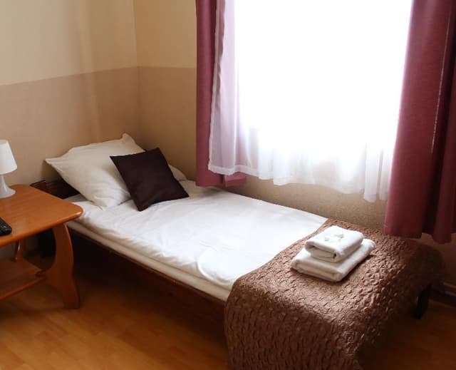 TWIN WITH SHARED BATHROOM