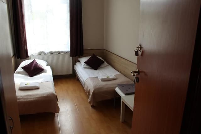 TWIN WITH SHARED BATHROOM