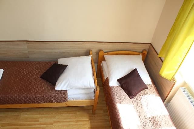 TWIN WITH SHARED BATHROOM