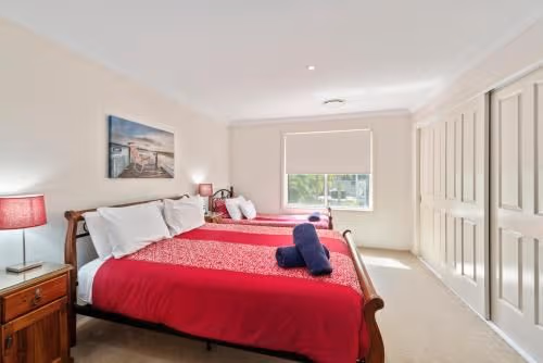 Deluxe Four-Bedroom Holiday Home - Magenta Beach