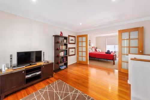 Deluxe Four-Bedroom Holiday Home - Magenta Beach