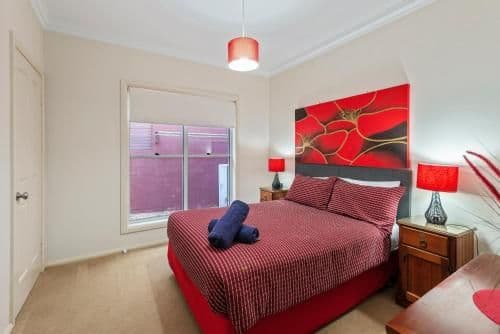 Deluxe Four-Bedroom Holiday Home - Magenta Beach