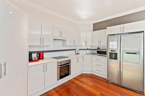Deluxe Four-Bedroom Holiday Home - Magenta Beach