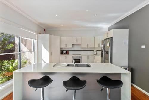 Deluxe Four-Bedroom Holiday Home - Magenta Beach