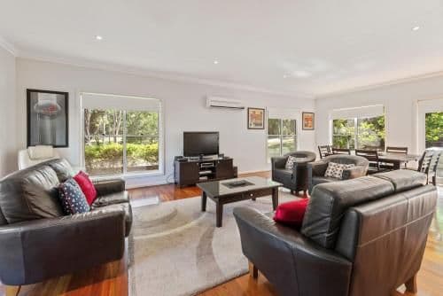 Deluxe Four-Bedroom Holiday Home - Magenta Beach