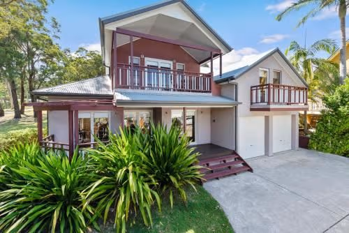 Deluxe Four-Bedroom Holiday Home - Magenta Beach