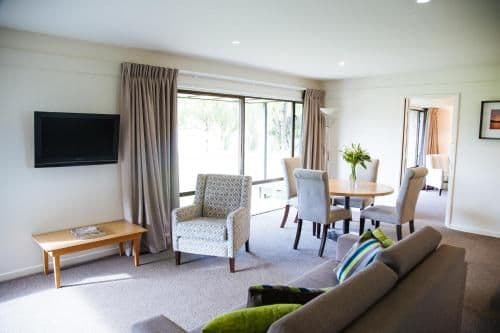 One-Bedroom Apartment with Lake View