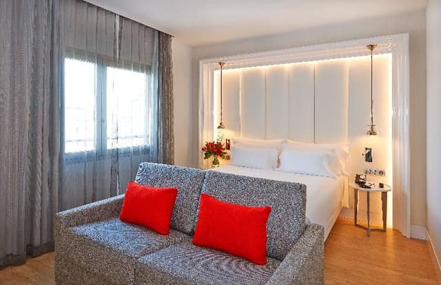 DOUBLE KING SIZE BED