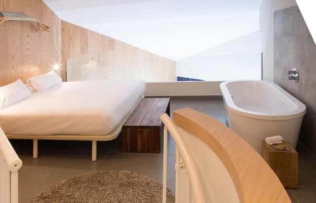 JUNIOR SUITE KING SIZE BED