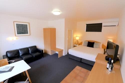 King Room with Courtyard View - Unserviced