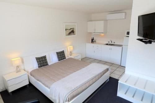 King Room with Courtyard View - Unserviced