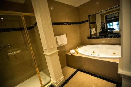 Deluxe Suite with Spa Bath