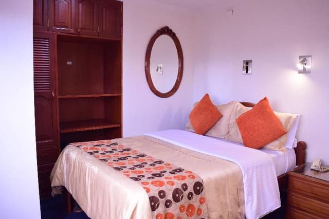 DOUBLE WITH DOUBLE BED