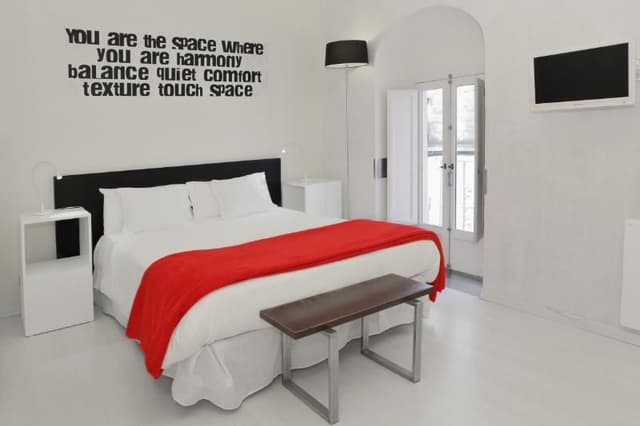 DOUBLE WITH DOUBLE BED