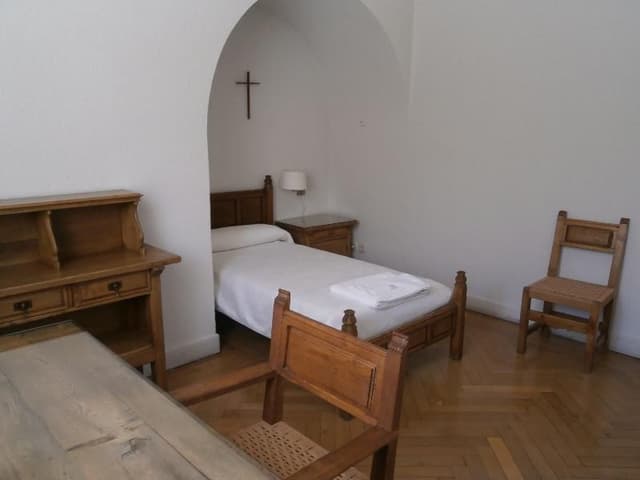 SINGLE WITH SHARED BATHROOM