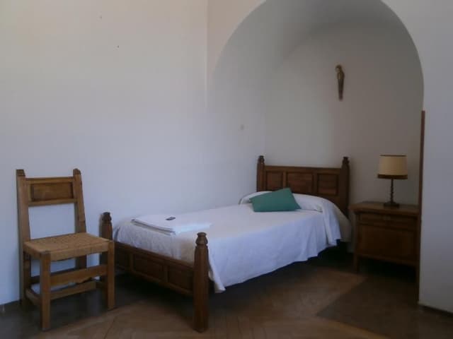 SINGLE WITH SHARED BATHROOM