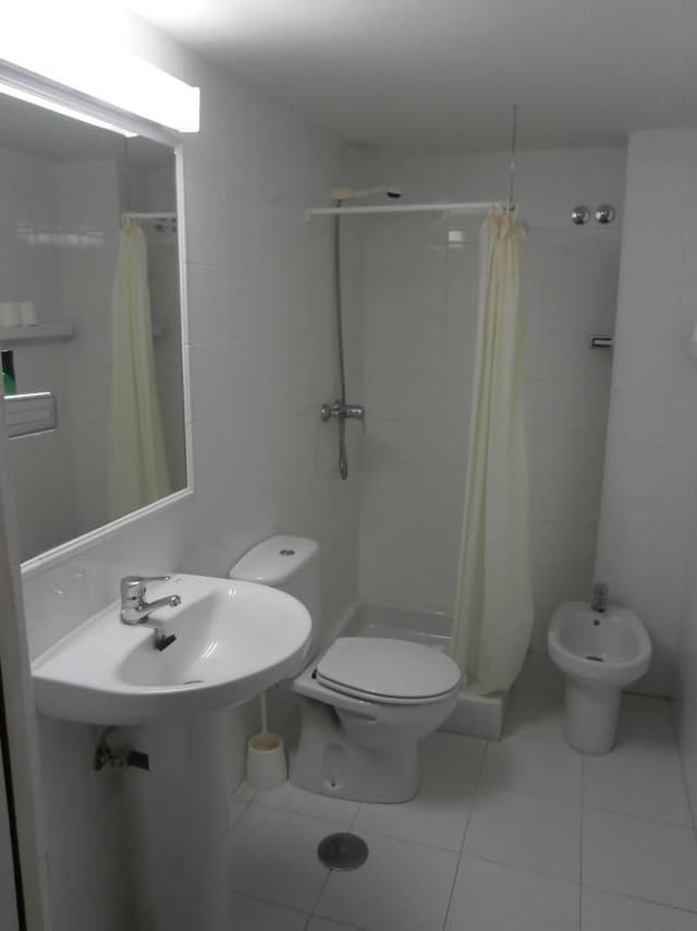 SINGLE WITH SHARED BATHROOM