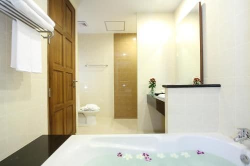 Deluxe Room With Pool Access