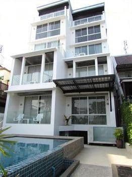 เดอะ ฟรอนท์ โฮเต็ล แอนด์ อพาร์ตเมนท์