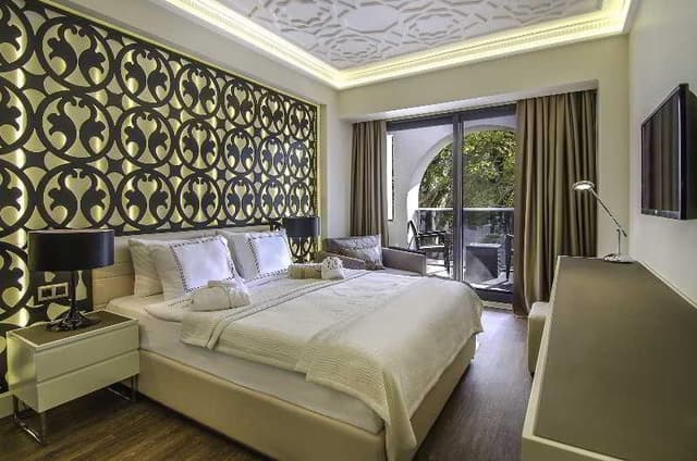 FAMILY ROOM CLUB LAND VIEW