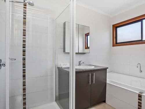 Two-Bedroom Cabin with Spa Bath and Ocean View (6 Guests)
